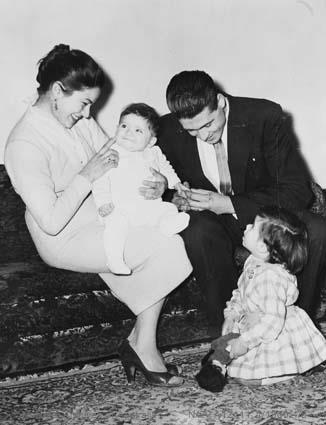 Black and white photograph of Alfred Bayliss with his wife Aida and daughters Christine and Diana, the 25,000th migrant family from Malta to Australia since the war